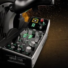 Thrustmaster’ın ABD Hava Kuvvetleri resmi lisanslı gaz kolu ve kumanda paneli.
